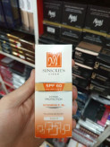 کرم ضد آفتاب رنگی SPF 60 مای غنی شده با ویتامین B5 و ویتامین E مقاوم در برابر آب و نور
