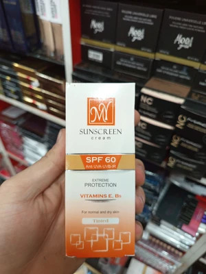 کرم ضد آفتاب رنگی SPF 60 مای غنی شده با ویتامین B5 و ویتامین E مقاوم در برابر آب و نور